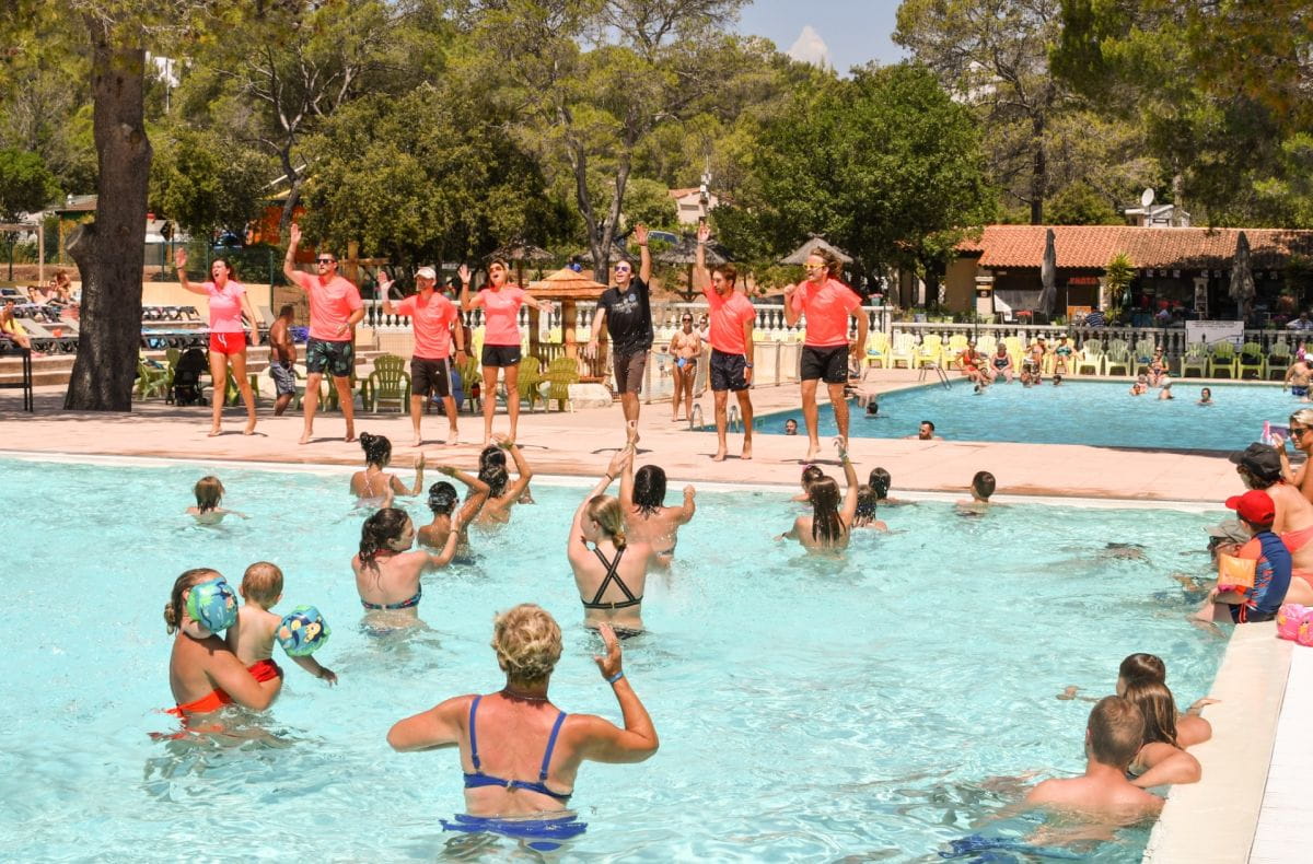 Summer danse à la piscine